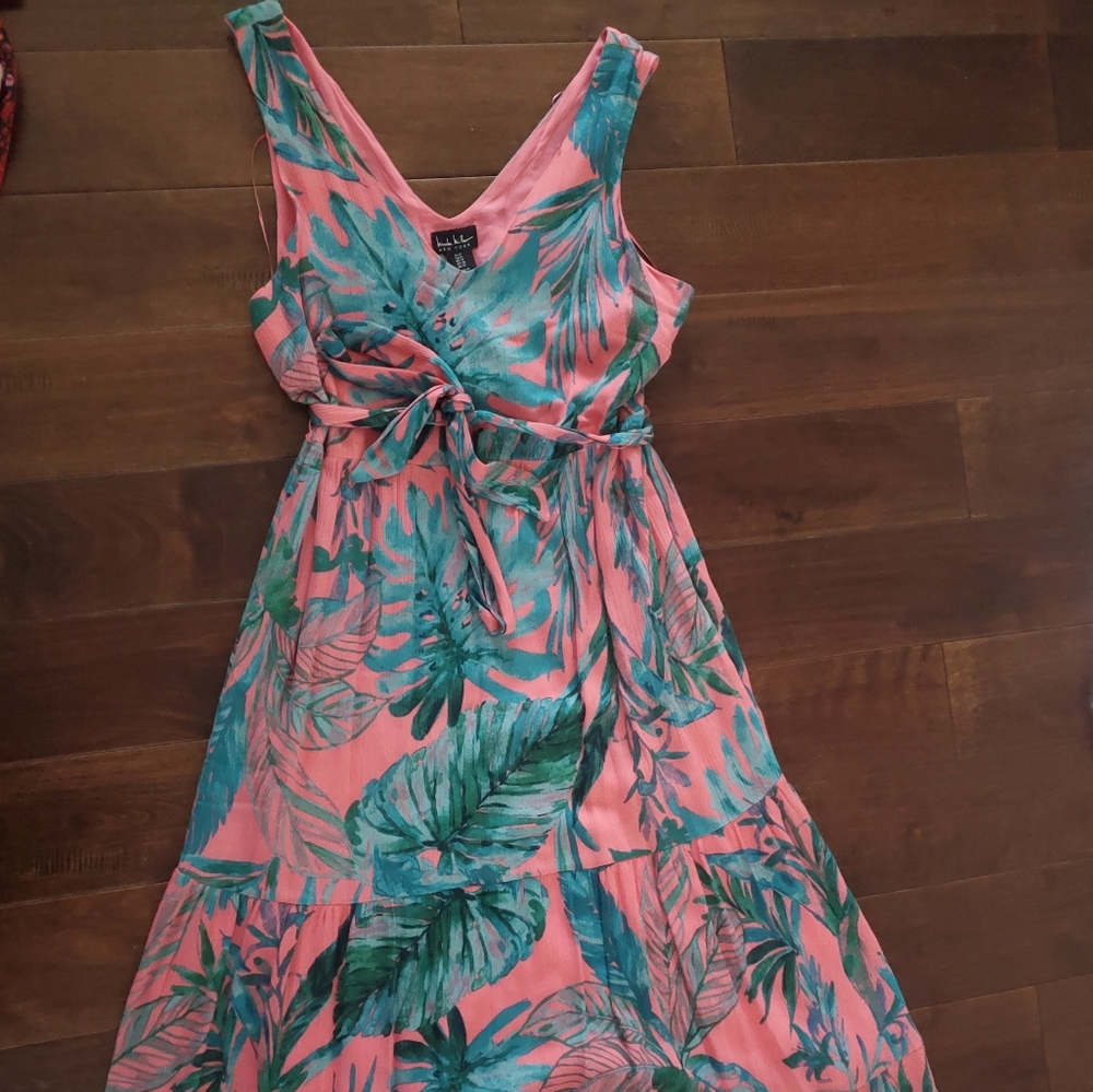 Tropical flower pattern long flowy maxi by Nicole Miller with belt size 8 women'